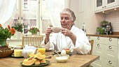 Ältere Frau beim Frühstücken