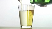 Milch und Bier in ein Glas gießen