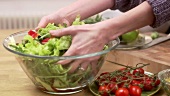 Salat mit den Händen anmachen