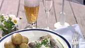 Eingelegte Heringe mit neuen Kartoffeln (Mittsommerfest, Schweden)