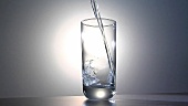 Ein Glas Wasser eingiessen