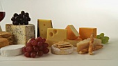 Verschiedene Käsesorten mit Wein, Weintrauben und Salzgebäck