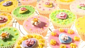 Bunte Cupcakes auf einem Kuchengitter