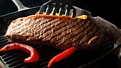 Paprikastreifen und Steak in einer Grillpfanne