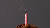 Schokoladen-Cupcake mit einer Kerze