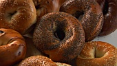 Viele Bagels, einer davon durchgeschnitten