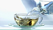 Tee zubereiten: Teebeutel mit heißem Wasser übergiessen