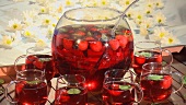 Erdbeerbowle in Bowlengefäss und in Gläsern