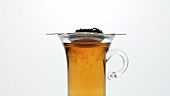 Schwarzer Tee in einem Teeglas