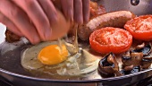 Englisches Frühstück mit Bratwurst & Spiegelei in der Pfanne