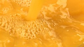 Orangensaft eingiessen