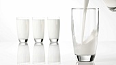 Milch in ein Glas gießen