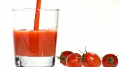 Tomatensaft in ein Glas gießen