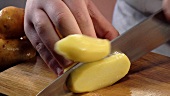 Eine Kartoffel in Stifte schneiden