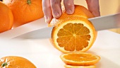 Orange in Scheiben schneiden