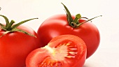 Tomatenhälfte vor ganzen Tomaten
