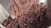 Gehackte Schokolade in eine Metallschüssel geben