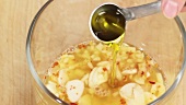 Olivenöl zu der Marinade geben