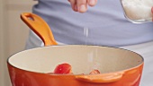 Klein geschnittene Zucchini in eine Pfanne geben und salzen