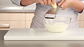 Joghurtmarinade zubereiten: Ingwer zu dem Joghurt reiben