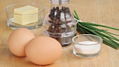 Omelett-Zutaten: Eier, Butter, Pfeffer, Schnittlauch, Salz