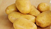 Kartoffeln auf Holzuntergrund