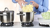Geschälte Kartoffelwürfeln und Wirsing in je einen Topf mit kochendem Wasser geben