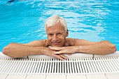 Älterer Mann im Swimmingpool