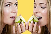 Zwei Frauen essen Apfelschnitze