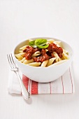 Penne mit Tomatensauce und Basilikum