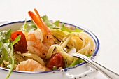 Spaghetti with rocket, cherry tomatoes and prawns (close-up)