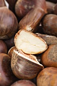 Sweet chestnuts, whole and halved (close-up)