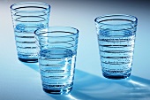 Drei Gläser mit Mineralwasser