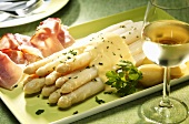 White asparagus with hollandaise sauce, potatoes and ham