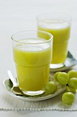 Kiwi fruit and grape juice in two glasses