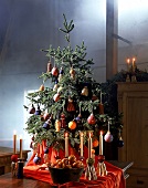 Weihnachtsbaum mit rotem Tuch dekoriert