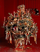 Weihnachtbaum mit Goldschmuck belade 