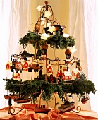 Drahtgestell als Weihnachtsbaum mit  Spielzeug