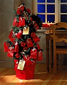 Weihnachtsbaum mit roten Geschenketü ten geschmückt