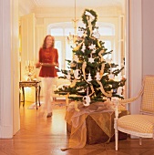 Weihnachtsbaum mit Gebäck behangen 