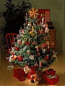 Weihnachtsbaum, bunter Papierschmuck  und Glaswolle