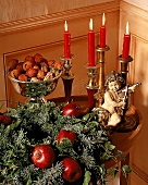 Adventskranz mit roten Äpfeln auf runden Tisch
