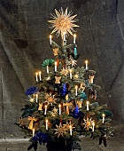 Finnischer Weihnachtsbaum mit Strohf iguren