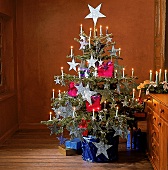 Weihnachtsbaum mit großen Sternen und Geschenktüten