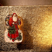 Weihnachtsmann-Oblate vor goldfarbenem Hintergrund
