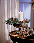 Adventsgesteck in Silberkelch mit Nüssen und Glaskugeln