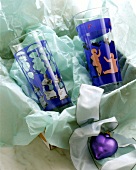 Zwei Gläser mit blauer Grafik, Geschenkpapier, Weihnachtsherz