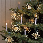 Strohsterne und Kerzen am Weihnachtsbaum, Detailaufnahme