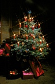 Weihnachtsbaum mit bunten Figuren 