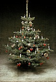 Schlicht geschmückter Weihnachtsbaum 